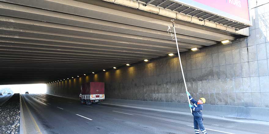 Ankara'da buz sarkıtlarıyla mücadele