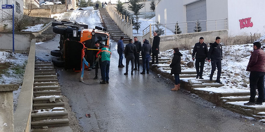 Çankaya'da tuzlama aracı devrildi