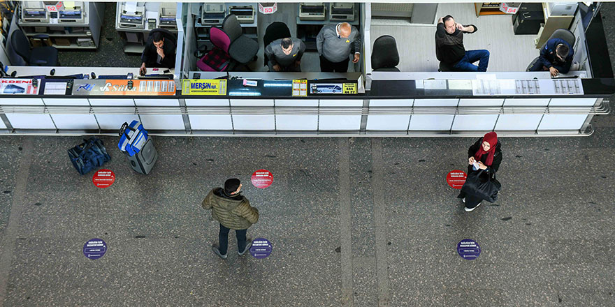 Başkent'te “mesafeni koru” yapıştırmalı uyarı