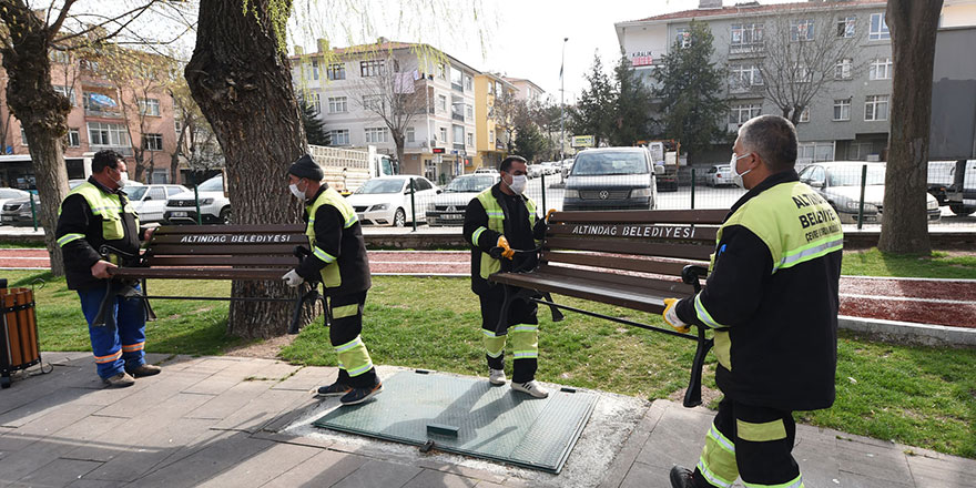 Parklardaki banklar kaldırıldı