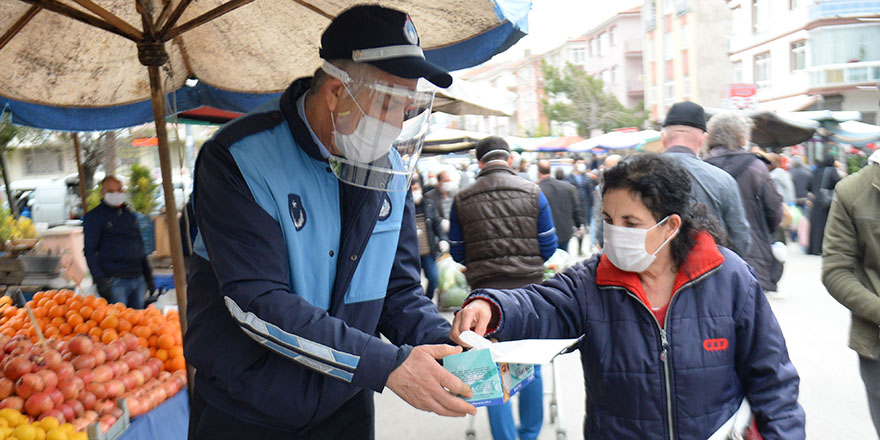 Pazarlarda ücretsiz maske dağıtımı başladı