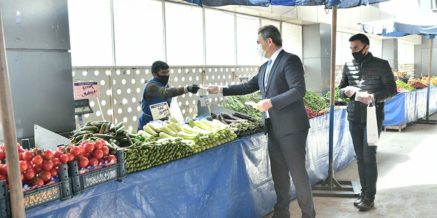 Başkan Köse esnafa ve vatandaşa maske dağıttı