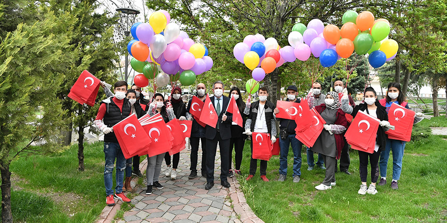 23 Nisan’da 23 mahalle 23 sokakta çocuklara balon ve bayrak sürprizi