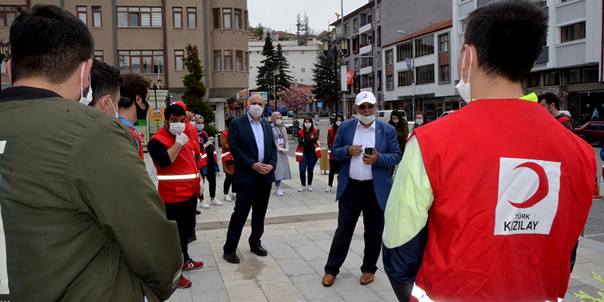 Yardımsever gençler, gönülleri fethetti