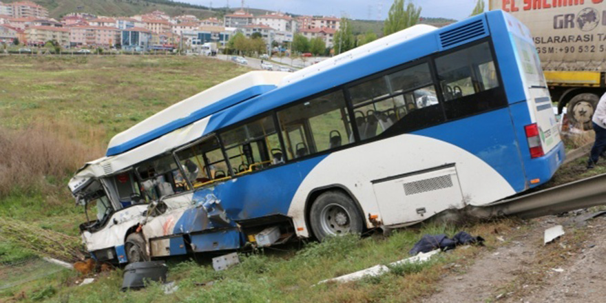 Ankara’da bir TIR ile EGO otobüsü çarpıştı
