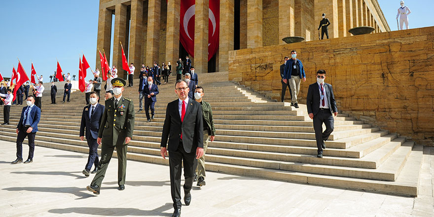 Bakan Kasapoğlu, Anıtkabir’i ziyaret etti