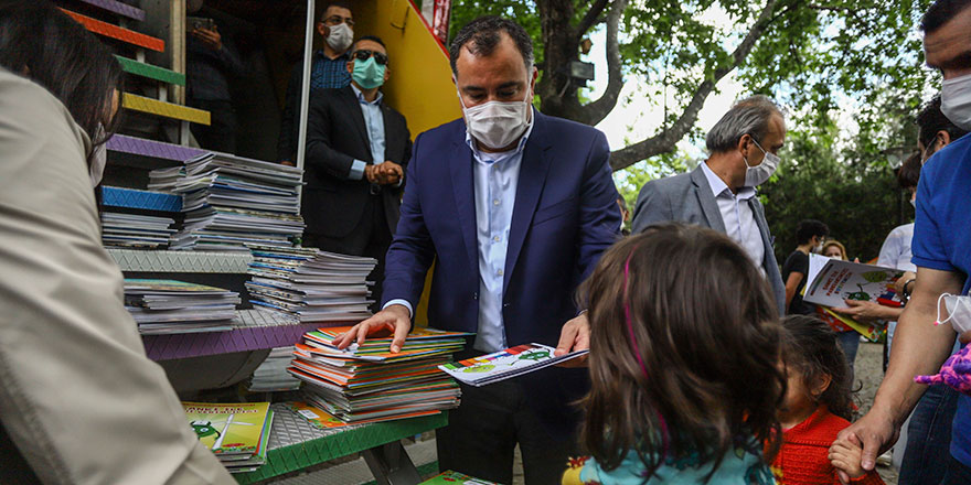 14 yaş altı çocuklar için parkta kitap dağıtıldı