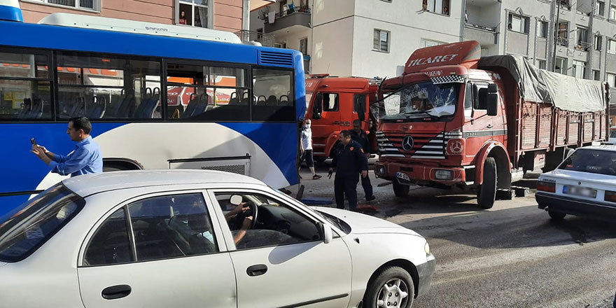 Başkent’te kamyon EGO otobüsüne çarptı