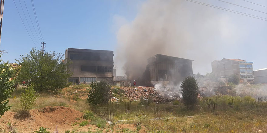 Ankara'da boya fabrikasında yangın