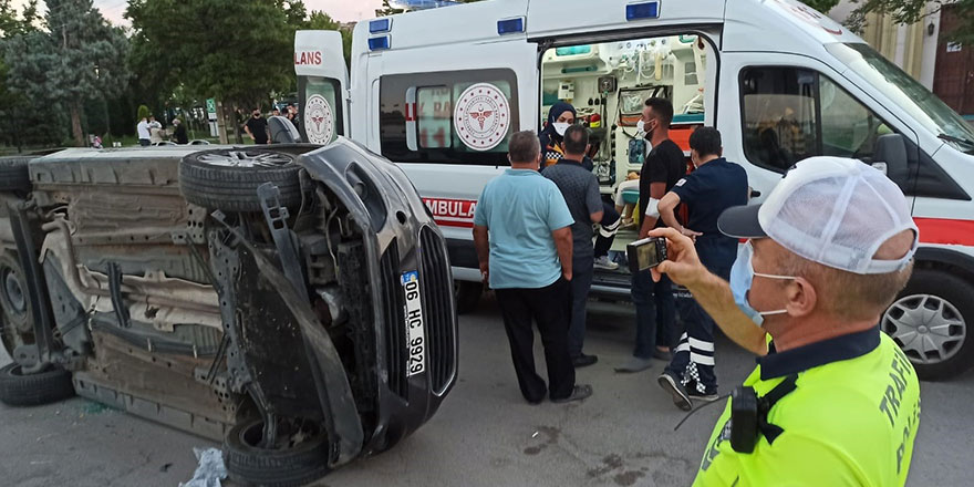 Başkent’te otomobil yan yattı