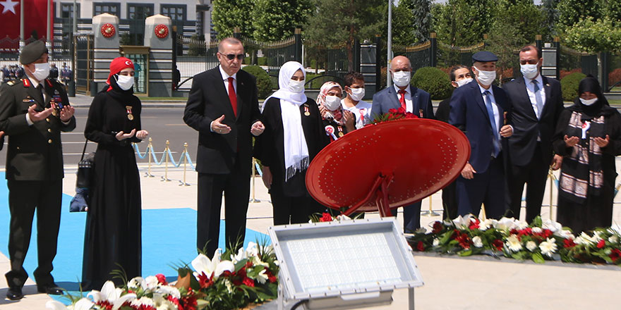 Cumhurbaşkanı Erdoğan 15 Temmuz Şehitler Abidesi’ne çiçek bıraktı