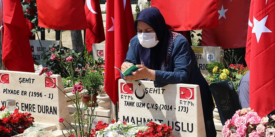 15 Temmuz şehitleri kabirleri başında anıldı