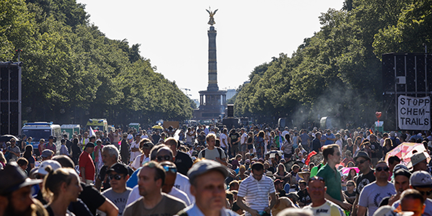 Berlin'de Covid-19 kısıtlamaları protesto edildi