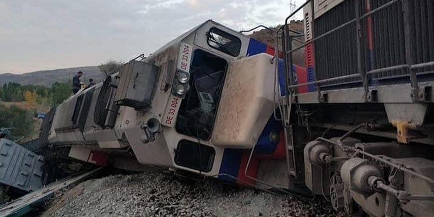 Ankara Kalecik'te iki yük treni çarpıştı