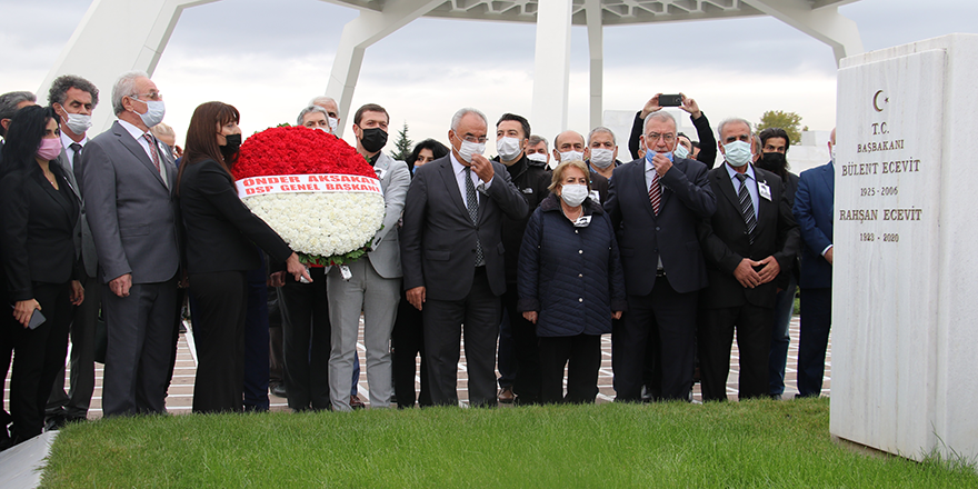 Bülent Ecevit kabri başında anıldı