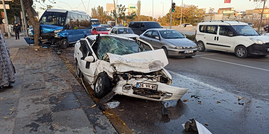 Sincan'da dolmuş ile otomobil çarpıştı