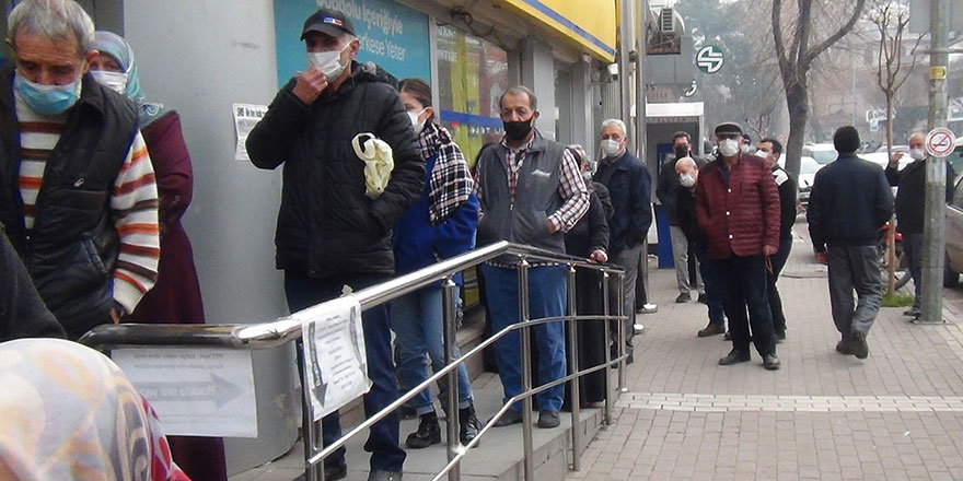 Kuyruklar korona virüse davetiye çıkarıyor