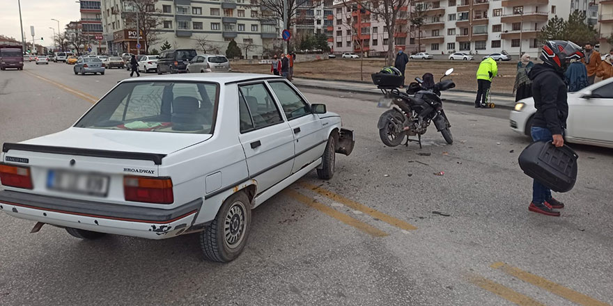 Otomobil ile çarpışan motosikletli kurye yaralandı