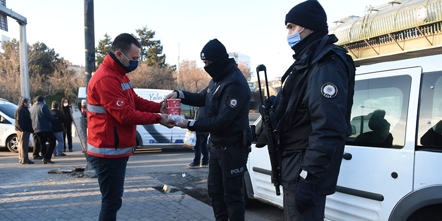 Nöbetteki polislere sıcak ikram