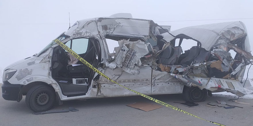 Yolcu minibüsü tırla çarpıştı: 4 ölü, 5 yaralı
