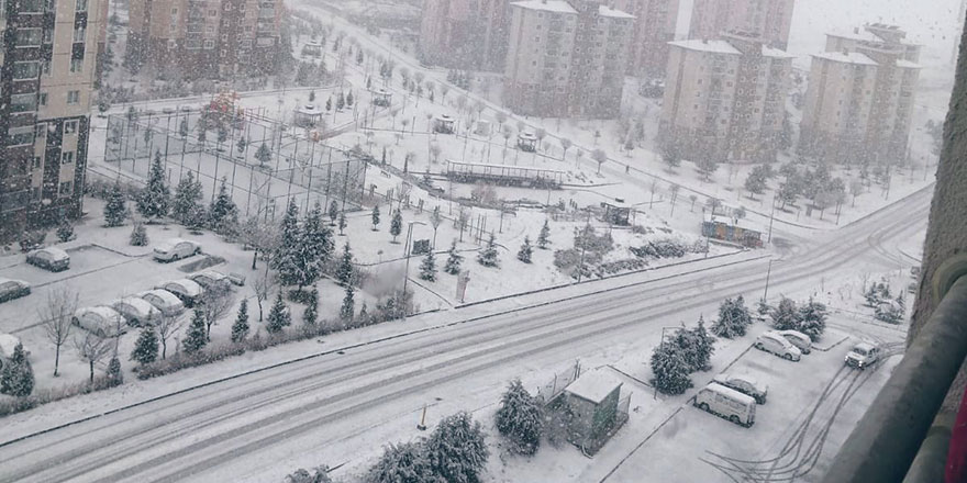 Ankara'da kar yağışı etkili oluyor