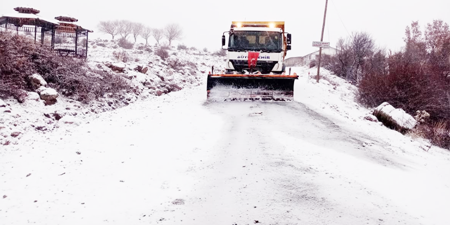 Büyükşehir 7/24 kar ve buzla mücadele ekipleri sahada