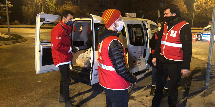 Kızılay'dan sıcak çay ve çorba ikramı