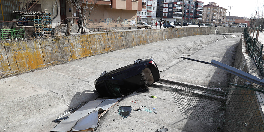 Çubuk Çayı’na otomobil düştü