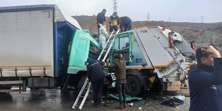 Başkent'te tır ile çöp kamyonu çarpıştı