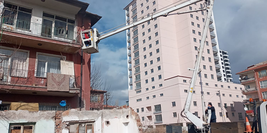 Yangında mahsur kalan aileyi şantiyedeki vinç kurtardı