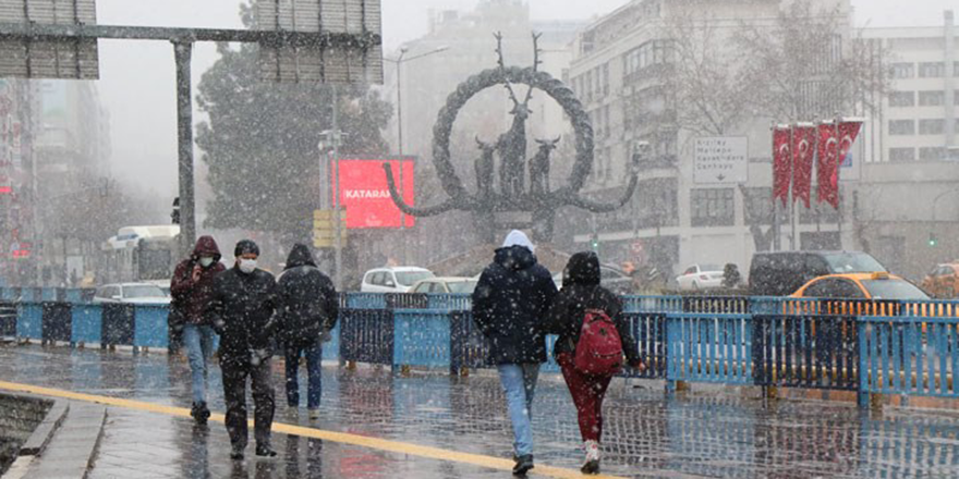 Ankara'da kar yağışı etkili oluyor