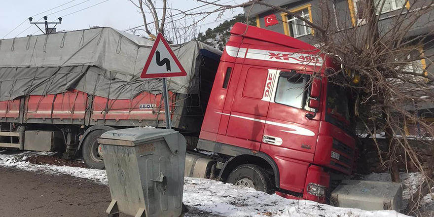 Nallıhan'da bir tır şarampole düştü