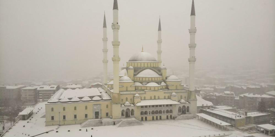 Kocatepe Camisi beyaza büründü