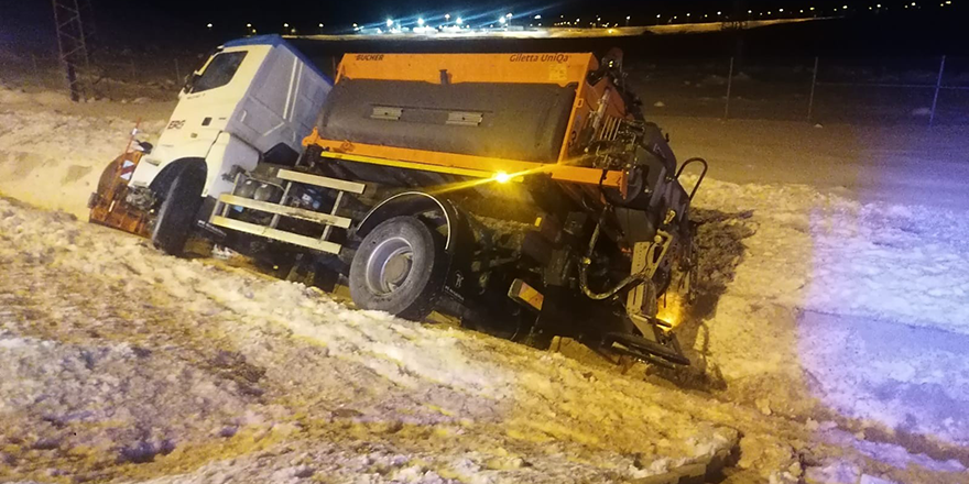 Kar küreme aracı su kanalına devrildi: 1 ölü