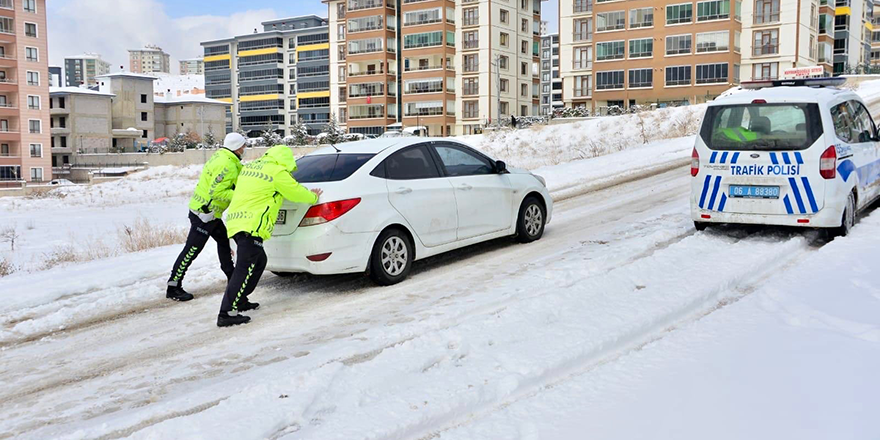 Yolda kalanların yardımına polis koştu