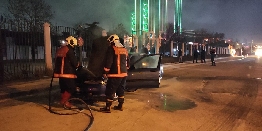 Başkent'te seyir halindeki otomobil alev aldı