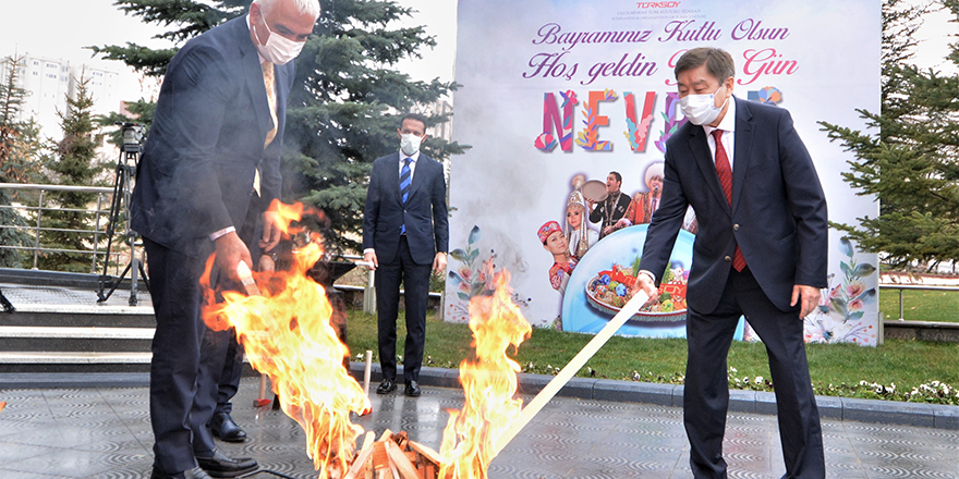 Bakan Ersoy Nevruz ateşinden atladı