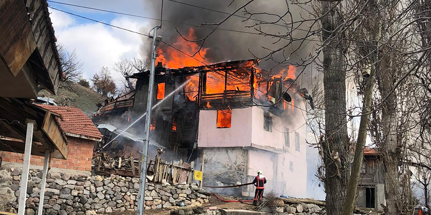 Kızılcahamam’da ahşap ev alevlere teslim oldu