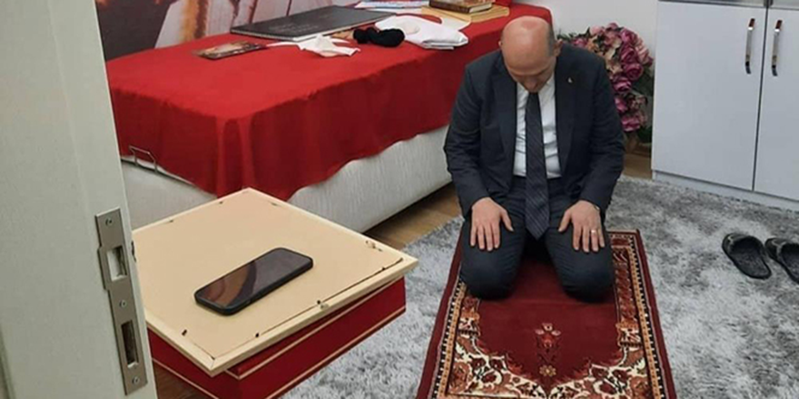 Bakan Soylu şehidin seccadesinde namaz kıldı