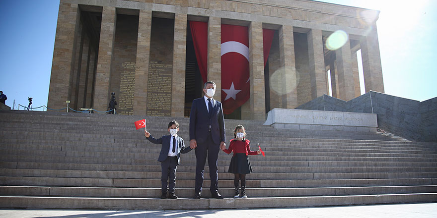 Milli Eğitim Bakanı Selçuk Anıtkabir'i ziyaret etti