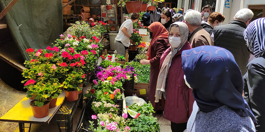 Tam kapanmayı duyan çiçekçiye koştu