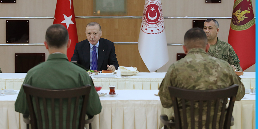 Cumhurbaşkanı Erdoğan, askerlerle iftar yaptı