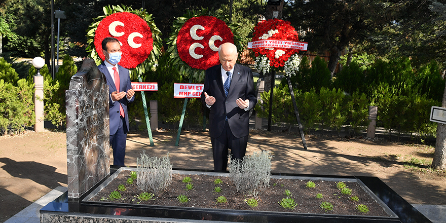 Bahçeli, Alparslan Türkeş’in kabrini ziyaret etti