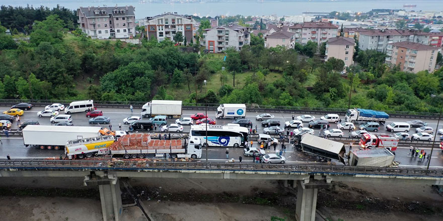 20'den fazla araç birbirine girdi