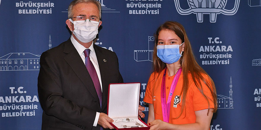 Dünya şampiyonu Ayşe Begüm Onbaşı’dan Başkan Yavaş’a ziyaret