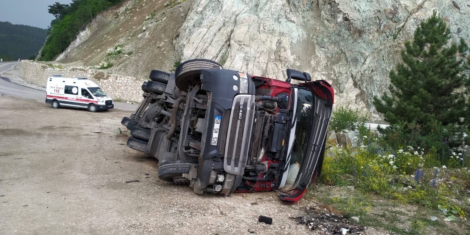 Tır uçuruma yuvarlanmaktan son anda kurtuldu