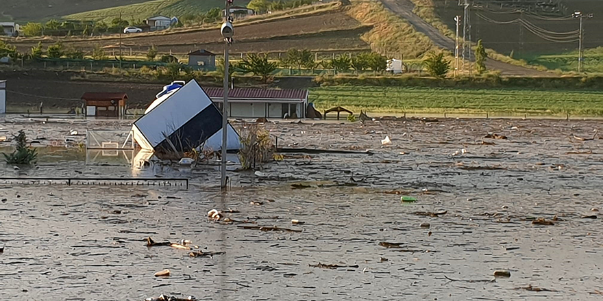 Sağanak yağış dereyi taşırdı: 11 evi su bastı