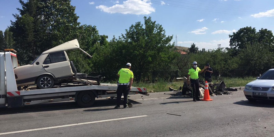 Makas atan otomobil ortadan ikiye bölündü