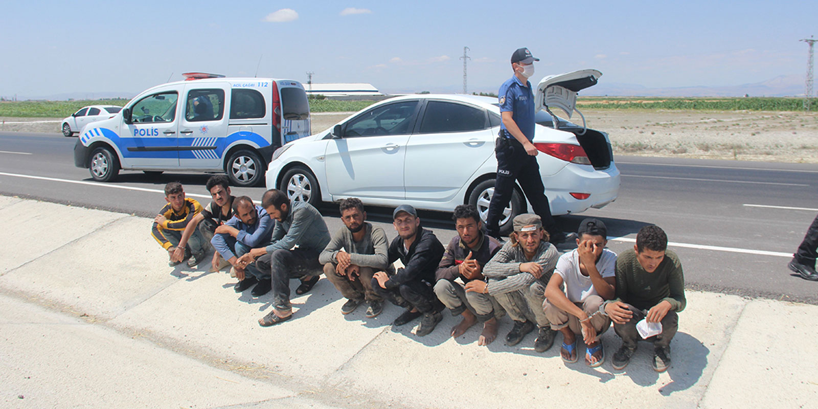 Uygulama noktasından kaçan otomobilden 10 göçmen çıktı