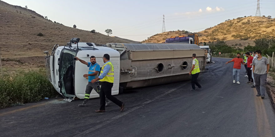 Kontrolden çıkan tanker devrildi